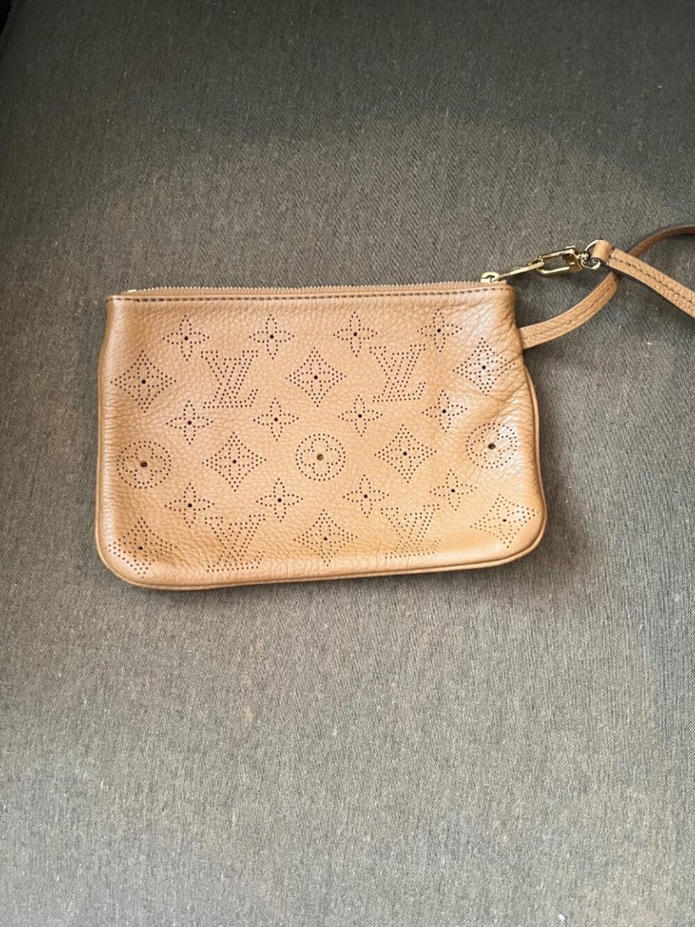 Louis Vuitton Mahina Pochette Perforated Monogram Wristlet w/GHW - Picture 4 of 10